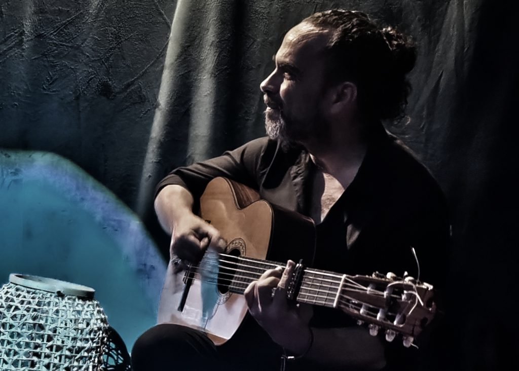 espectáculo flamenco tradicional con bailaora y músicos en Casa Flamenco Azahar Sevilla