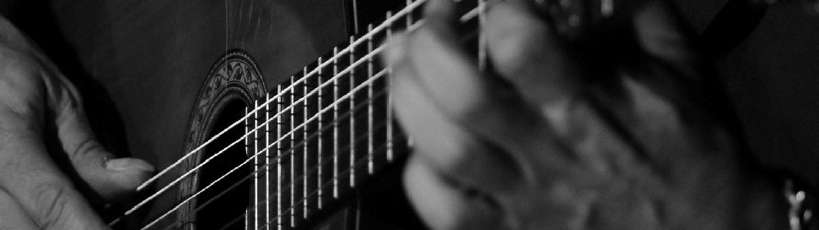primer plano guitarrista tocando guitarra flamenca