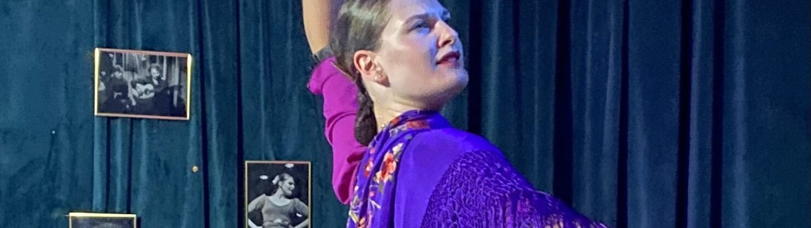espectáculo flamenco tradicional con bailaora y músicos en Casa Flamenco Azahar